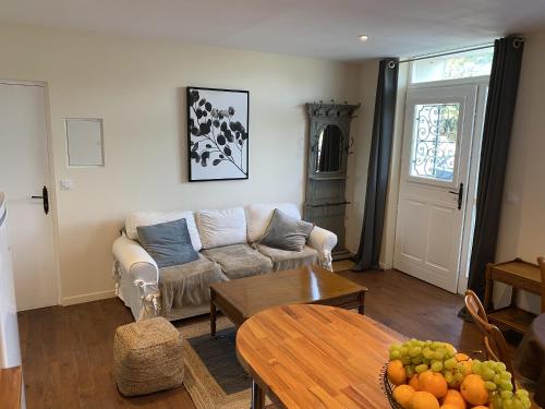 un salon avec un canapé et une table dans l'établissement autour de la rose, à Honfleur