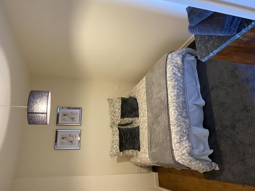 une chambre avec un lit superposé dans une pièce dans l'établissement autour de la rose, à Honfleur