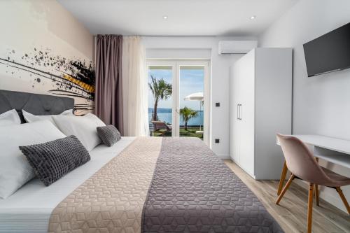 En eller flere senge i et værelse på New! Villa BAMM with heated 36sqm pool, 5 en-suite bedrooms and panoramic sea views