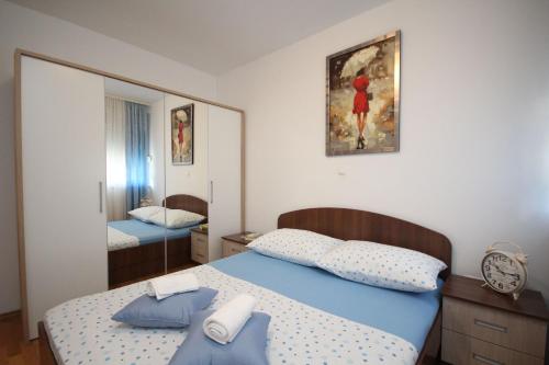 sypialnia z 2 łóżkami i lustrem w obiekcie Apartment Marinovic w Makarskiej