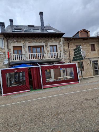 Casa Mariana في Lubián: مبنى على جانب الشارع