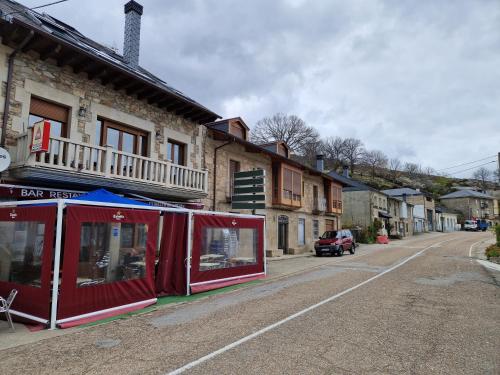 Casa Mariana في Lubián: شارع به خيمة حمراء على جانب مبنى