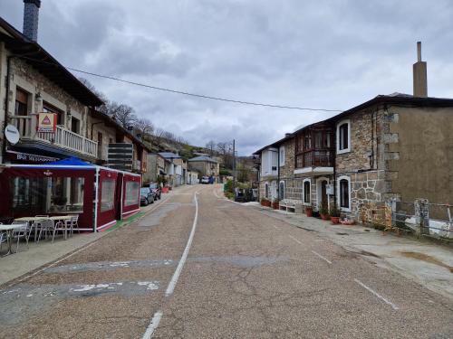 Casa Mariana في Lubián: شارع فاضي في مدينه صغيره فيه مباني