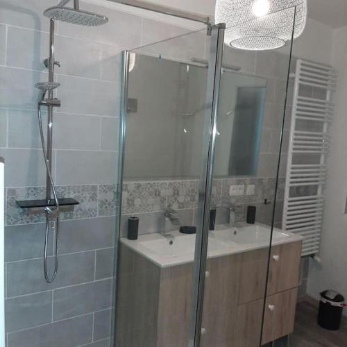 une salle de bain avec une douche en verre et un lavabo dans l'établissement Maison de ville, à Vic-le-Comte