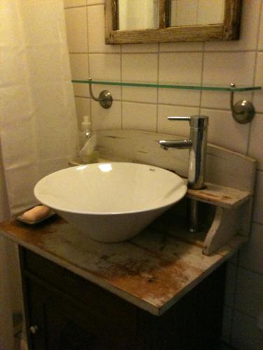 lavabo blanco en la encimera del baño en Askebo Brygghus, en Gislaved