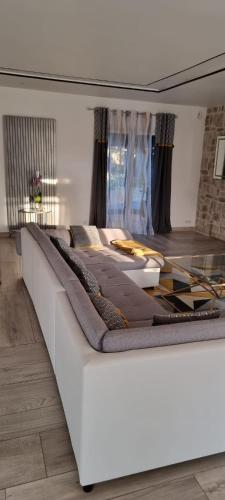 Cette chambre comprend un grand lit blanc. dans l'établissement La Villa Jacuzzi et Cinéma 