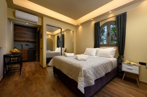 una camera con un grande letto e uno specchio di Seven Keys Luxury Suites ad Achílleion