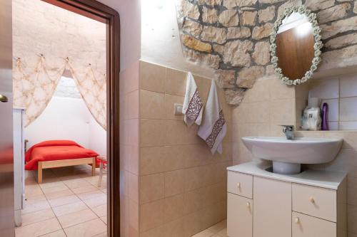 A bathroom at Trulli da Rosy