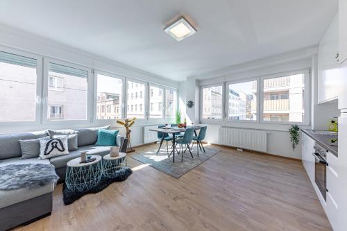 Bright & Sunny by JR City Apartments