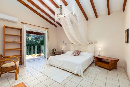 SinarádesにあるVilla Eythimiaのベッドルーム1室(ベッド1台、テーブル、窓付)