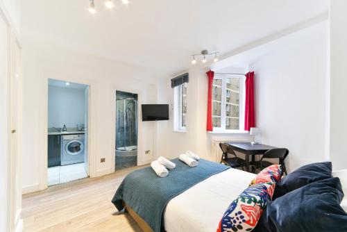 a bedroom with a bed and a couch at South Kensington Studio in London