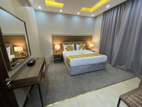 Giường trong phòng chung tại البيت الحيوي للشقق المخدومة Vital House Serviced Apartments