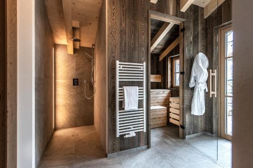 a bathroom with a shower and a toilet at Kessler's Mountain Lodge in Naz-Sciaves