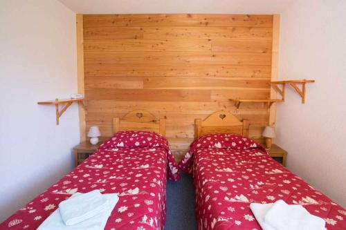 Una cama o camas en una habitación de Hôtel L'Echaillon