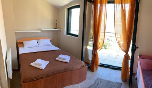 una camera da letto con un letto con due asciugamani sopra di Apartman Barbara a Kotor (Cattaro)