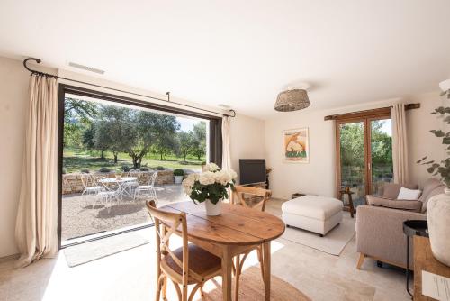 un salon avec une table et un canapé dans l'établissement La Petite Ruche, 1 bedroom Gite in the Luberon, à Apt