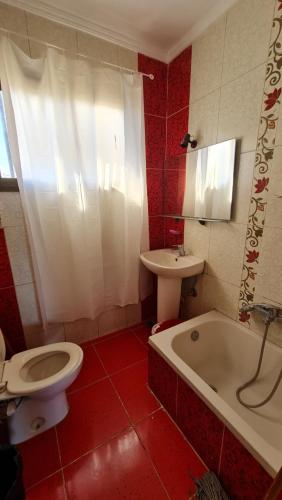 A bathroom at شاليه غرفتين بالمعمورة الشاطى على البحر صف ثان