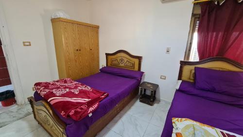 A bed or beds in a room at شاليه غرفتين بالمعمورة الشاطى على البحر صف ثان