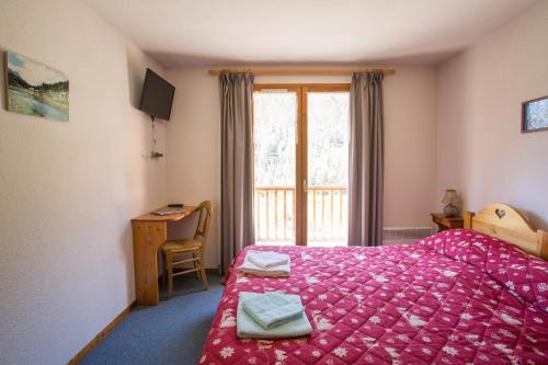 Una cama o camas en una habitación de Hôtel L'Echaillon
