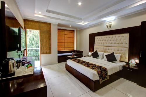 A bed or beds in a room at Regenta Place Green Leaf Manali- A Centrally Heated Resort