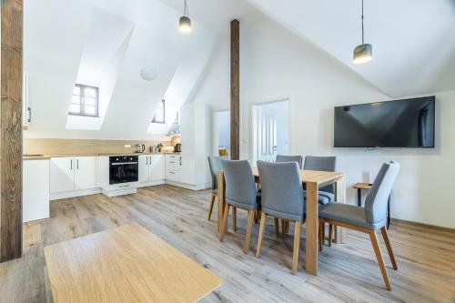 a kitchen and dining room with a table and chairs at Residence Wurmfeld - Rodinný apartmán s 3 ložnicemi in Český Krumlov