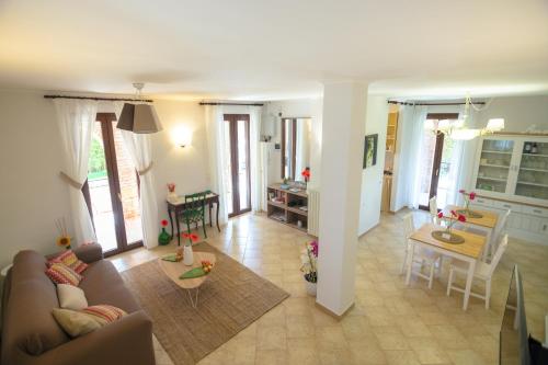 vista aerea su un soggiorno e una sala da pranzo di B&B Villa Adriana ad Andria