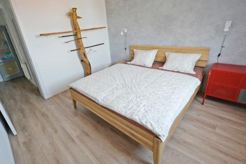 una camera da letto con un letto con una croce sul muro di Apartmán Polygon a Valtice