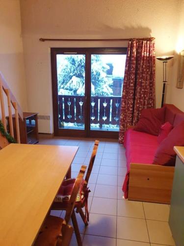 un salon avec un canapé et une table dans l'établissement Charmant Studio Duplex 26m2 à la montagne, à Praz-sur-Arly
