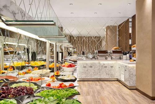 una linea di buffet con frutta e verdura in esposizione di Ramada By Wyndham Elbistan a Elbistan