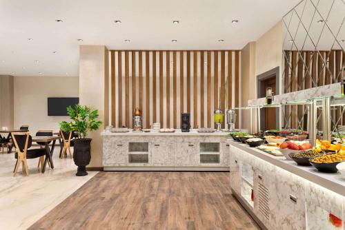 una cucina con un bancone con del cibo sopra di Ramada By Wyndham Elbistan a Elbistan