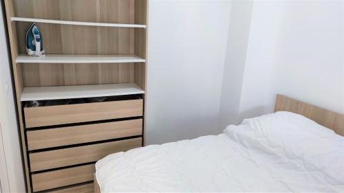 une chambre avec un lit et une étagère dans l'établissement Delille centre ville 09, à Nice