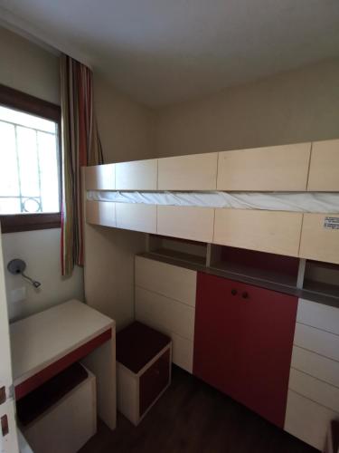 une chambre vide avec un lit et un bureau dans l'établissement Cannes Villa Francia appartement 7 personnes climatisé, à Cannes