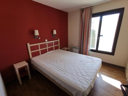 een slaapkamer met een wit bed en een raam bij Cannes Villa Francia appartement 7 personnes climatisé in Cannes