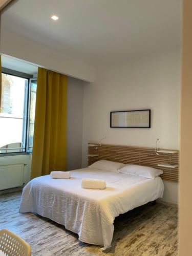 a bedroom with a bed with two towels on it at Moshi Moshi in Rome