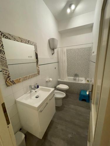 ローマにあるMoshi Moshiのバスルーム(白い洗面台、トイレ付)