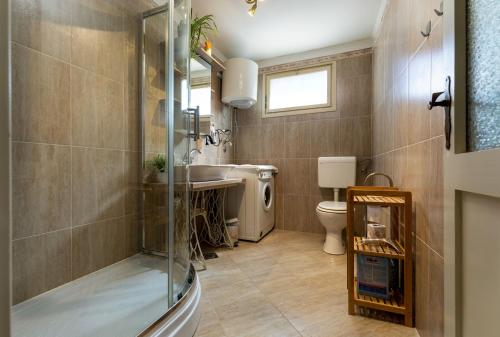 Koupelna v ubytování Rustic holiday house with jacuzzi, 4 Seasons