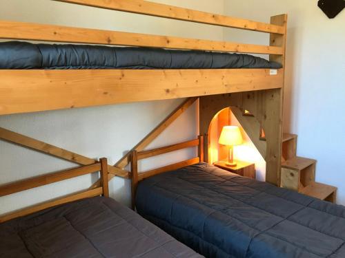 Ce lit se trouve dans un dortoir doté de 2 lits superposés et d'une lampe. dans l'établissement Appartement Villard-de-Lans, 2 pièces, 5 personnes - FR-1-515-45, à Villard-de-Lans