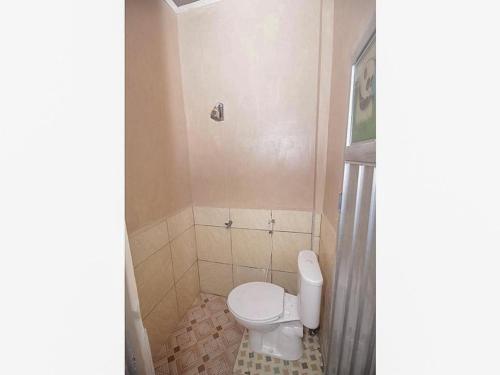 BitungLidez Residence Bitung的带厕所和淋浴的小浴室