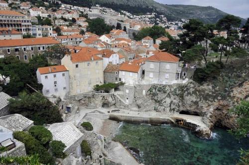 una vista aerea di una città su una montagna di Rooms Lovrijenac a Dubrovnik