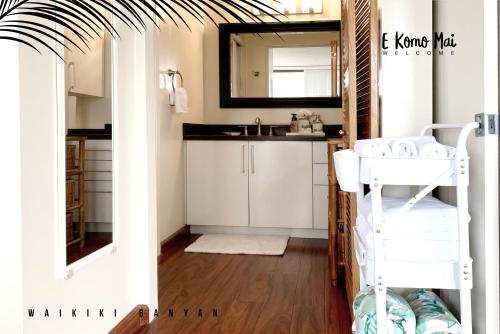 A Block away to Waikiki Beach/Pool/Free Parking_3