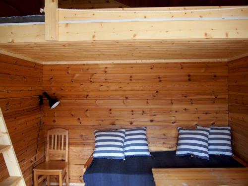 Ένα ή περισσότερα κρεβάτια σε δωμάτιο στο Pinetree Cottages Cabin with loft