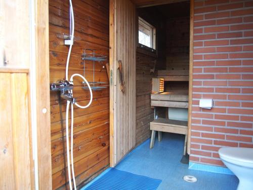 Ένα μπάνιο στο Pinetree Cottages Cabin with loft