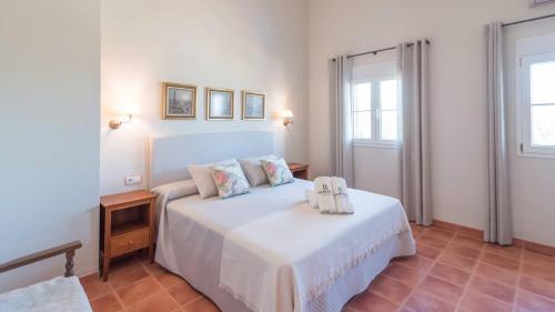 a bedroom with a bed with two towels on it at Casa Sierra Alhaurín de la Torre by Ruralidays in Alhaurín de la Torre