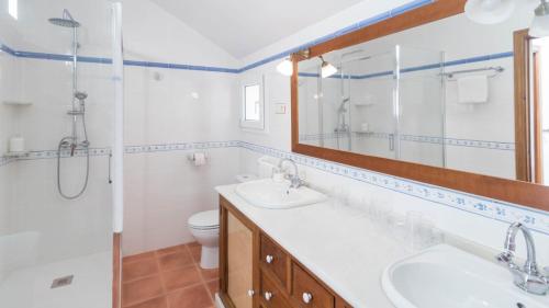 ein Bad mit 2 Waschbecken und einer Dusche in der Unterkunft Casa Sierra Alhaurín de la Torre by Ruralidays in Alhaurín de la Torre