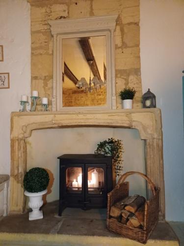 Elle comprend une cheminée avec un miroir. dans l'établissement La Demeure du Rempart - Sarlat Centre historique, à Sarlat-la-Canéda