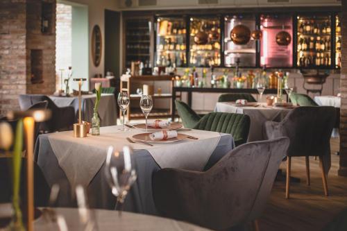 a restaurant with tables and chairs and a bar at Relais Almaranto in Calamandrana