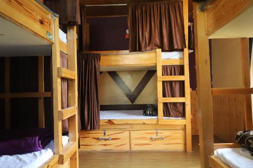 Ένα ή περισσότερα κρεβάτια σε δωμάτιο στο indian backpackers hostel