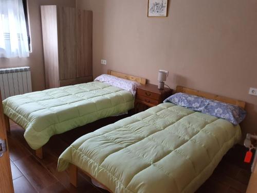 ein Schlafzimmer mit 2 Betten und einer Kommode darin in der Unterkunft El Castillo de Moratinos in Moratinos