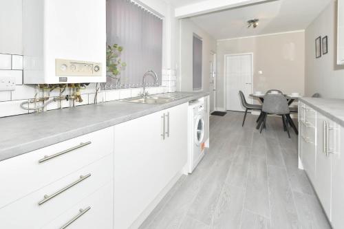 مطبخ أو مطبخ صغير في Heathfield House by YourStays