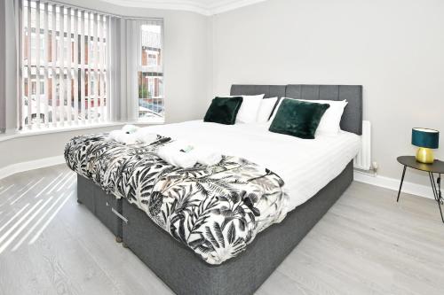 Giường trong phòng chung tại Heathfield House by YourStays